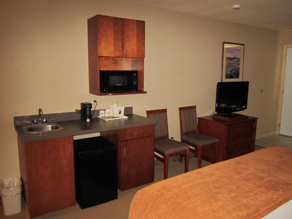 Super 8 By Wyndham Fort Nelson Bc Exteriér fotografie