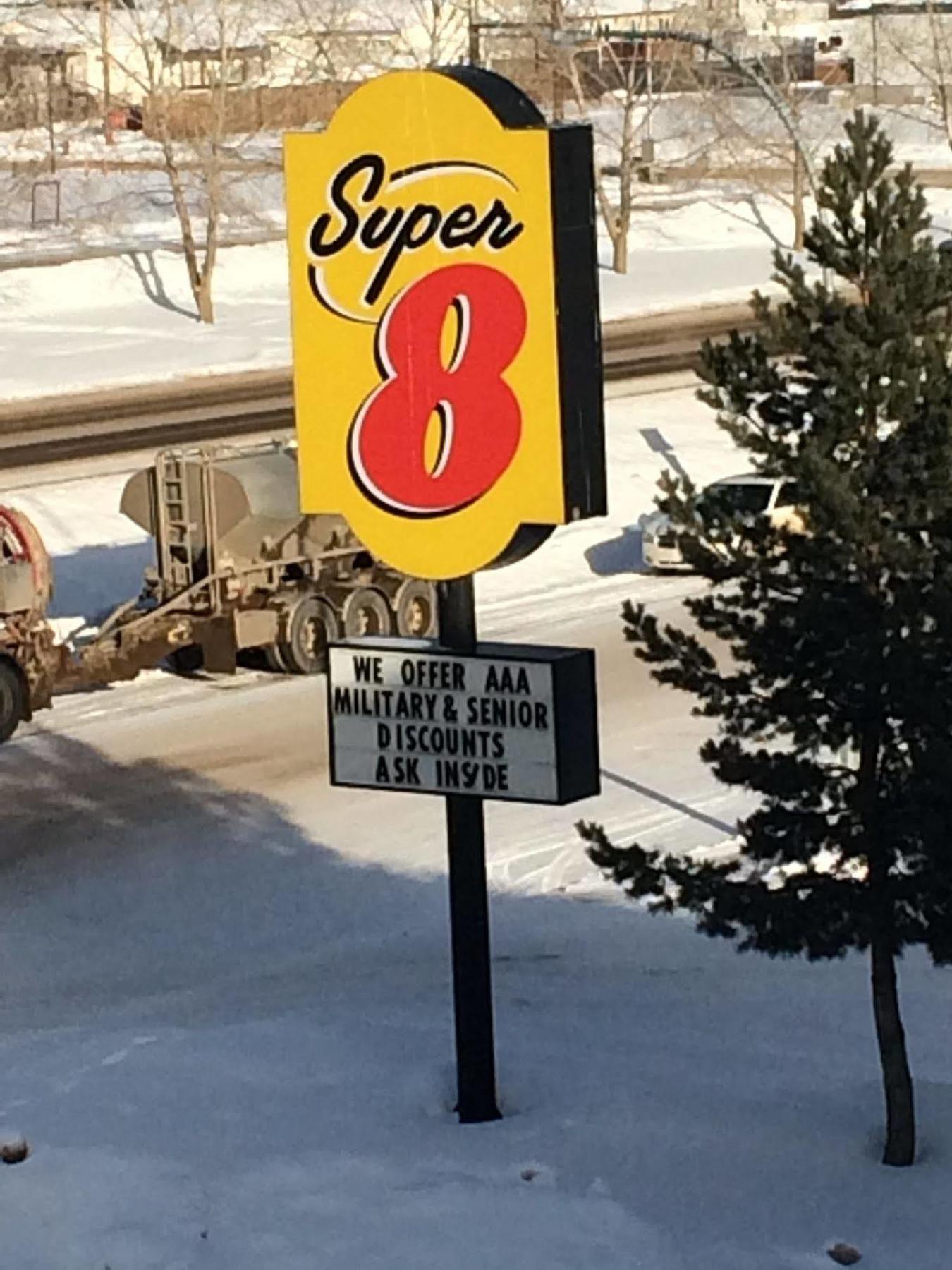Super 8 By Wyndham Fort Nelson Bc Exteriér fotografie
